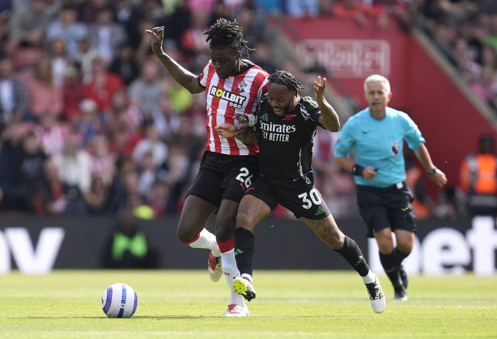 （粤港澳全运会）四川队选手王雅繁／蒋欣玗获网球女子双打冠军
