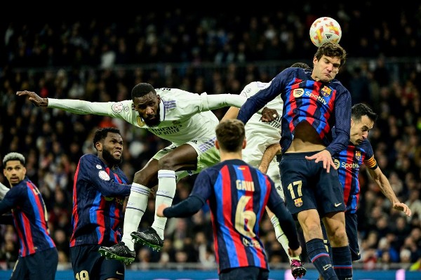 詹姆斯赛后向卡斯尔赠送签名球衣：年轻的国王，继续加油